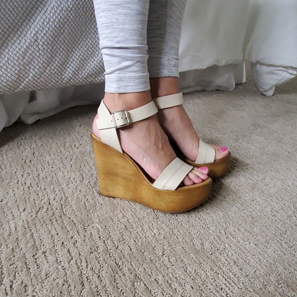 Steve Madden Cream leather straps with wood wedge. - Picture 7 of 8